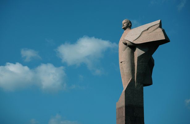 Tiraspol ، Moldova - 19 أكتوبر: تم تمثال Lenin في 19 أكتوبر 2008 فوق مبنى الحكومة Transnistrian في Tiraspol في منطقة Transnistrian في مولدوفا. Tiraspol هي ثاني أكبر مدينة في مولدوفا وهي المركز العاصمة والإداري لجمهورية Pridnestrovian Moldavian المستقلة الواقعية (Transnistria). تقع المدينة على الضفة الشرقية لنهر دنيستر. Tiraspol هو مركز إقليمي لصناعة الضوء ، مثل الأثاث وإنتاج السلع الكهربائية. لا يتم الاعتراف بجمهورية مولد دنيستريان ، Locatet في المنطقة الشرقية من البلاد ، على المستوى الدولي ، ولكنها لديها رئيس خاص بالعملة والجيش. Transnistria - حالة غير معترف بها دوليًا هي جزء من مولدافيا. كانت المنطقة تعتمد بشكل فعلي منذ عام 1991 ، بعد إصدار إعلان من جانب واحد للاستقلال من مولدوفا وهزمت القوات المولدات بنجاح في حرب ترانسنيستريا. منذ أن عقدت وقف إطلاق النار ولكن Transnistria - حيث يوجد معظم صناعة المولدات - لا يزال منطقة "صراع متجمد". (تصوير Matthias Schumann/Getty Images)