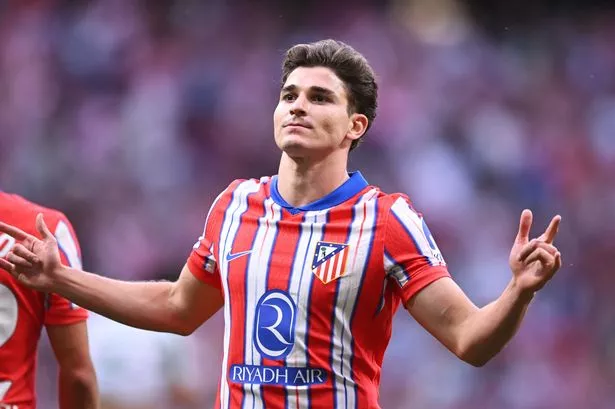 لقد حقق جوليان ألفاريز نجاحًا كبيرًا في أتلتيكو مدريد مع الحديث عن عودة إنجلترا مستمرة