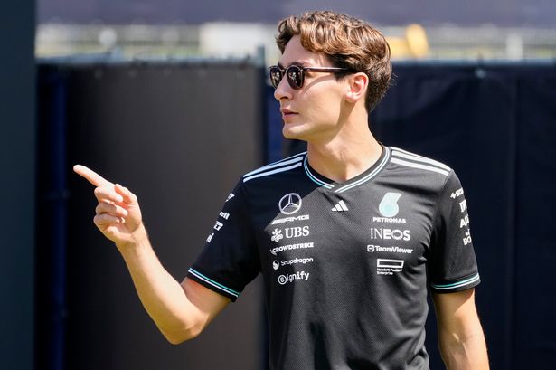 يسير جورج راسل في حقل F1 في سباق الجائزة الكبرى النمساوي