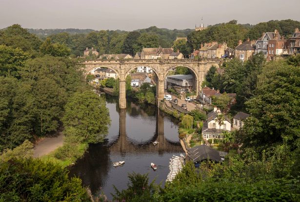 انه knaresborough viaduct على نهر nidd في شمال يوركشاير