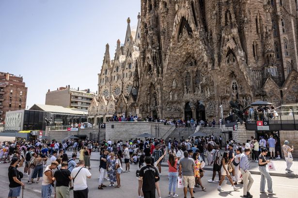 يزور السياح كنيسة Sagrada Familia في برشلونة ، إسبانيا ، يوم السبت ، 27 يوليو 2024. شهدت مدن جنوب أوروبا نموًا قويًا في قيم الممتلكات السكنية في النصف الأول من العام ، حيث عززت الإمداد المستمر سوق الإسكان المتطور. المصور: Angel Garcia/Bloomberg عبر Getty Images