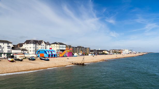 Bognor Regis Beach والواجهة البحرية التي شوهدت من الرصيف. غرب سوسس إنجلترا المملكة المتحدة