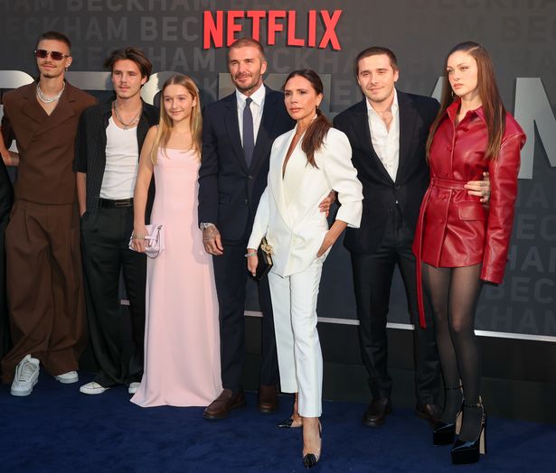 ميا ريغان ، روميو بيكهام ، كروز بيكهام ، هاربر بيكهام ، ديفيد بيكهام ، فيكتوريا بيكهام ، بروكلين بيكهام ونيكولا بيلتز 