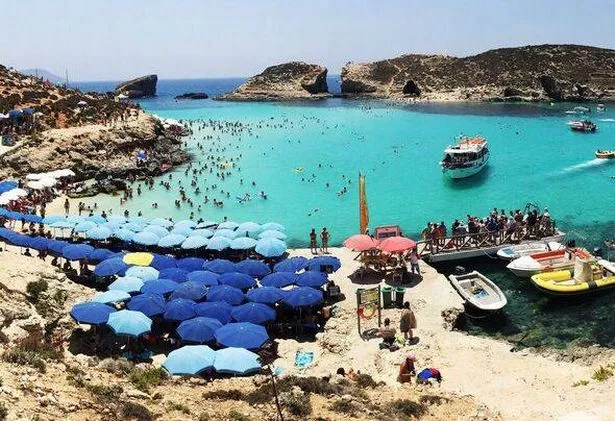 بلو لاجون بيتش في جزيرة كومينو