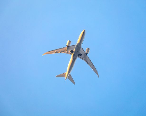 لقطة مذهلة ل Boeing 787-8 Dreamliner تم التقاطها من الأسفل وهي تستعد للهبوط في فترة ما بعد الظهر. يتم إلقاء الضوء على الطائرة بواسطة أشعة الشمس الذهبية ، وتسلط الضوء على تصميمها الأنيق والمحركات القوية. توفر السماء الزرقاء الصافية خلفية مثالية ، مع التركيز على عظمة هذه الطائرات التجارية المتقدمة. تعرض هذه الصورة أعجوبة الطيران الحديث وأناقة Dreamliner حيث تنحدر بأمان نحو المدرج.
