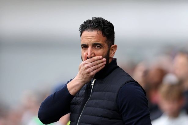 روبن أموريم ، مدير مانشستر يونايتد ، ينظر بيده إلى فمه