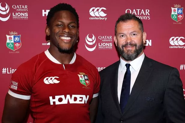 يطرح Maro Itoje (L) إلى جانب المدرب الرئيسي آندي فاريل ، بعد إعلانه كقائد للأسود البريطانية والأيرلندية