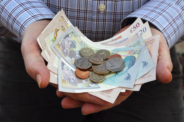 كبار الذكور يحملون الملاحظات والعملات المعدنية في يديه المقطوعة توضح المعاش والتقاعد والادخار والعطاء.