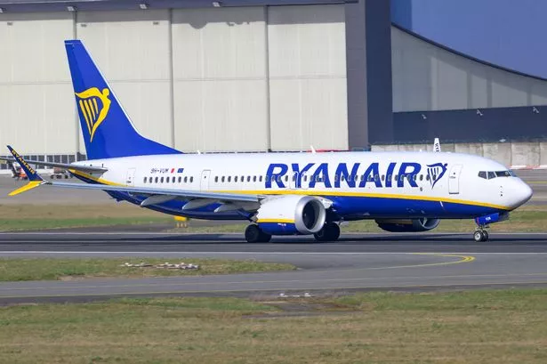 Ryanair 9H-Vum Boeing 737 MAX 8-200 تقلع من بروكسل-مطار Zaventem الدولي في Zaventem ، بلجيكا ، في 20 مارس 2025.
