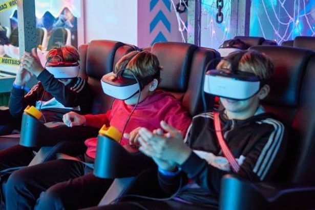 الأطفال يلعبون على VR-Cade في Playxperience في Butlin's Bognor Regis