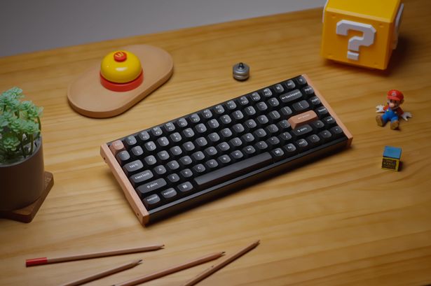 لوحة مفاتيح Keychron K2 على مكتب خشبي