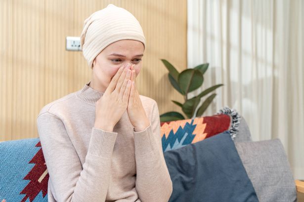 عن قرب لامرأة وحيدة وضعيفة وذات سرطان تجلس في المنزل وحدها ، حزينة.