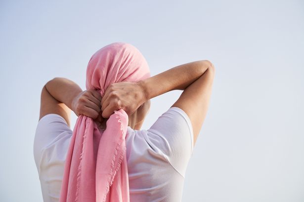 مريض السرطان يحدق في المسافة