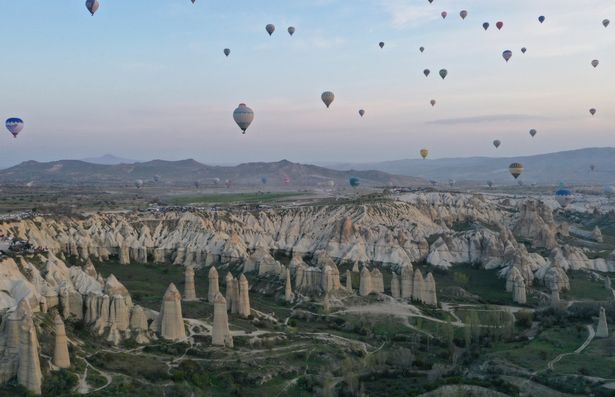 Nevsehir ، Turkiye - 22 أبريل: Cappadocia ، التي تجذب انتباه السياح المحليين والأجانب مع البالونات الجنية للهواء الساخن ، وكذلك المواقع التاريخية المنحوتة الصخرية ، تستضيف ملايين الزوار كل عام في الرحلة المفرطة في العالم ، في العدد من الرحلات الجوية في العالم ، في العدد من الطيران في العالم. يستقبل 4 ملايين 765 ألفًا 240 سائحًا مع جولات بالون في السنوات العشر الماضية. (تصوير Behcet Alkan/Anadolu عبر Getty Images)
