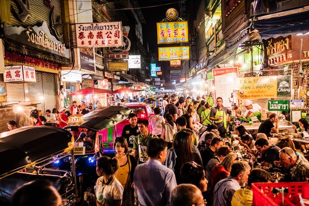 الحشد يسير على yaowarat road chinatown bangkok
