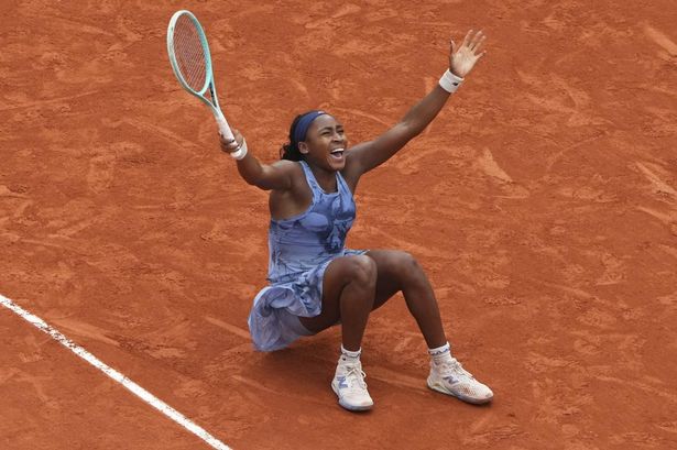 Coco Gauff تسقط على الأرض وهي تحتفل بالفوز بالمباراة النهائية الفرنسية ضد أرينا سابالينكا