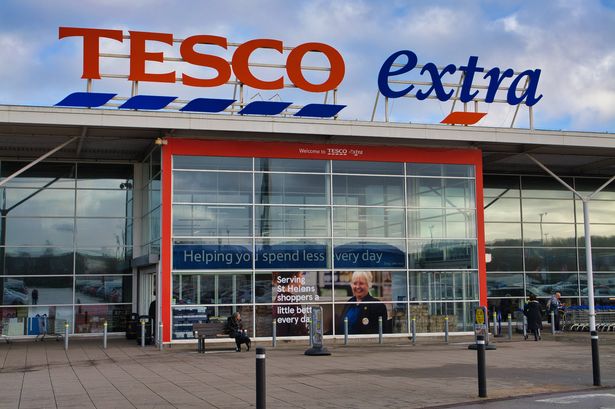 St Helens ، المملكة المتحدة - 4 يناير 2024: لافتات الشركات ومدخل العميل في Superstore Tesco Extra Superstore في St Helens ، Merseyside ، إنجلترا ، المملكة المتحدة.