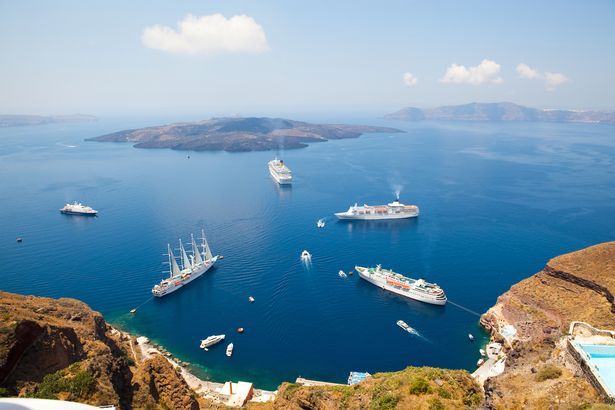 سفن الرحلات البحرية في Thira ، جزيرة Santorini ، اليونان