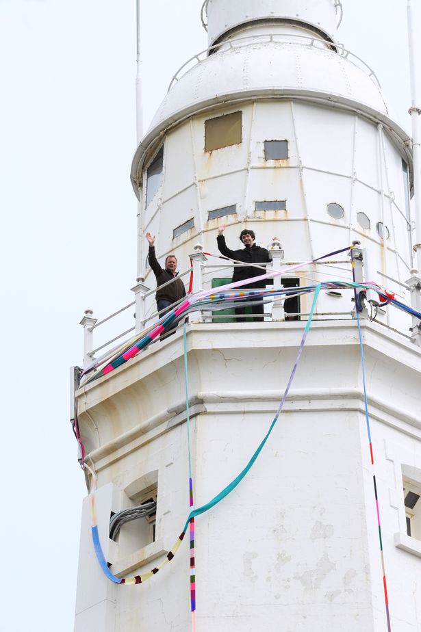 صورة للأشخاص الذين يلوحون من Deck of Withernsea Lighthouse
