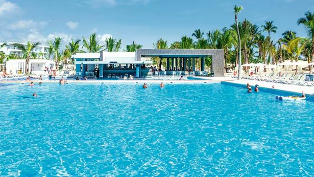 يصف موقع TUI موقع RIU Republica Hotel بأنه يمتلك "جو حيوي"
