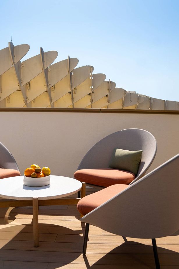 شرفة غرفتنا في Ocean Drive Hotel ، مع الفطر في الخلفية