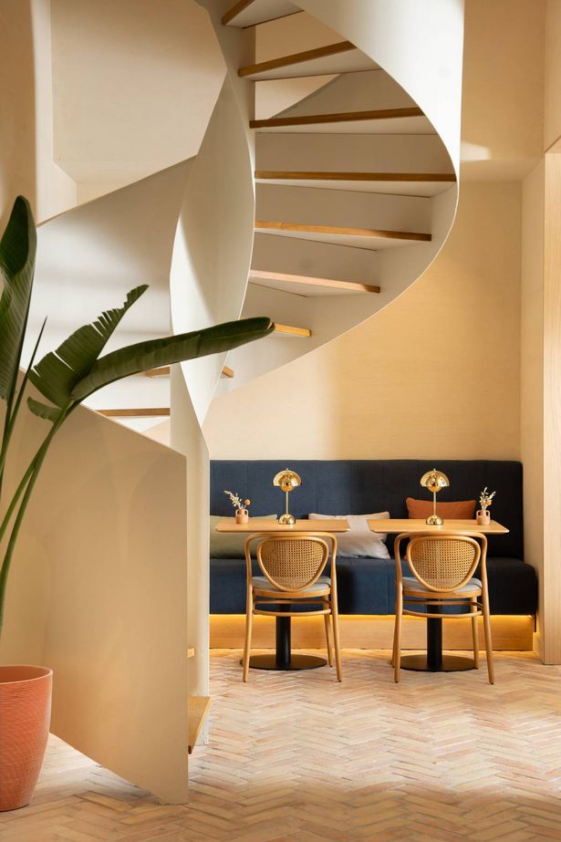 داخل Ocean Drive Hotel ، يظهر بلاط Mudéjar المريح والديكور الخشبي المعاصر