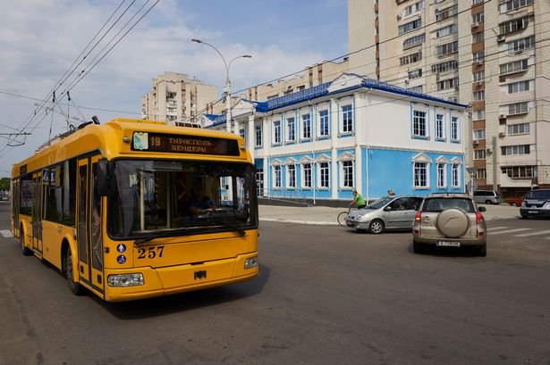 Tiraspol ، Moldova - 15 أغسطس: حافلة مدينة في عاصمة Pridnestrovian Moldavian الجمهورية المدعومة من روسيا وغير المعترف بها أيضًا باسم Transnistria في 15 أغسطس 2017 في Tiraspol ، Moldova. يسكن Transnistria ، وهو شريط من الأراضي بين مولدوفا وأوكرانيا ، في بعض الأحيان عشرة كيلومترات فقط ، بحوالي 450،000 ويعتبر حالة انفصال غير معترف بها تُعرف دوليًا بأنها جزء من مولدوفا. تم التحكم في نهر Dniester إلى حد كبير منذ حوالي ثلاثين عامًا من قبل إدارة ليست أوكرانية ولا مولدوفان. (تصوير بيير كروم/غيتي إيموكيز)