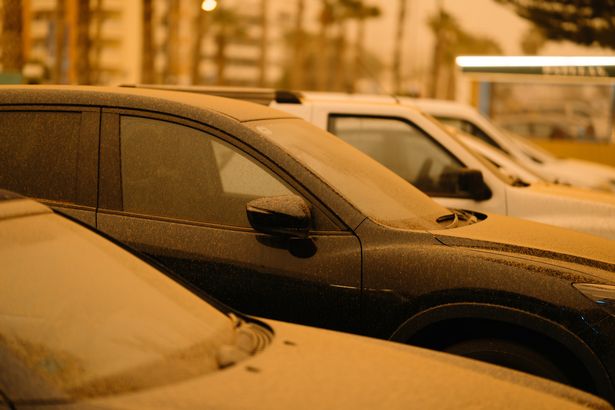 السيارات القذرة من قبل كاليما. عاصفة ترابية من صحراء الصحراء في Torrox Costa ، الأندلس