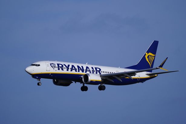 صورة ملف بتاريخ 24/1/2025 لطائرة ركاب Ryanair التي تأتي إلى الأرض في مطار ليفربول جون لينون. أعلنت شركة الطيران أن طيران الطيران قد تم تغريمها من راياناير المدمرون من الطائرات. وقال الناقل إن هذا سيكون العقوبة "الحد الأدنى" ، وسوف تستمر في متابعة ركاب الأضرار المدنية. تاريخ الإصدار: الجمعة 24 يناير 2025. PA Photo. انظر PA Story Air Ryanair. يجب قراءة الائتمان الصورة: Peter Byrne/PA Wire