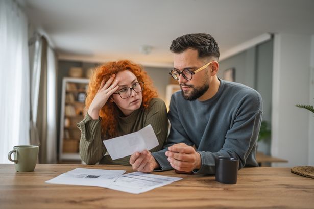 الأشخاص المتعبدين الذين يفحصون الأوراق