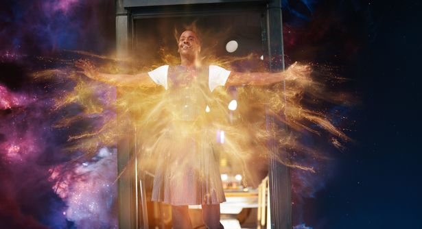 NCUTI GATWA ، في الزي الأزرق وأعلى أبيض ، في مشهد يقع خارج TARDIS في الفضاء الذي يتجدد فيه الطبيب على Doctor WHO.