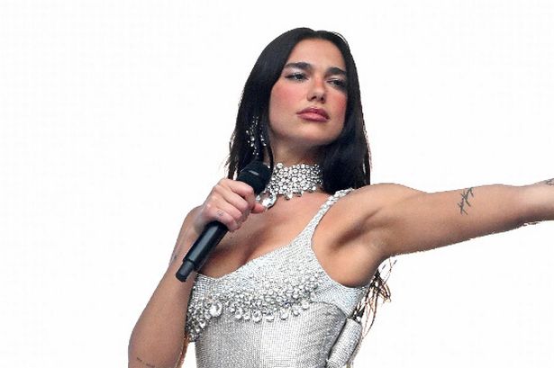 Dua ينضم إلى قائمة صغيرة من النساء للحصول على عنوان Wembley