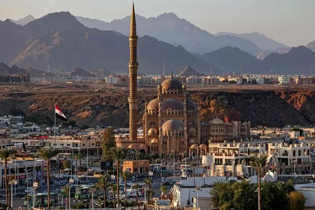 تُظهر هذه الصورة التي التقطت في 19 نوفمبر 2022 إطلالة على منطقة السوق القديمة لمدينة Sharm al-shikh في مصر ، والمسجد الكبير في السحبة