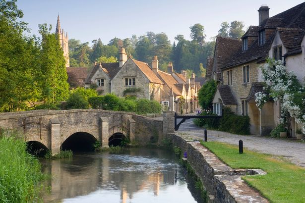 الصباح الباكر في قرية Castle Combe