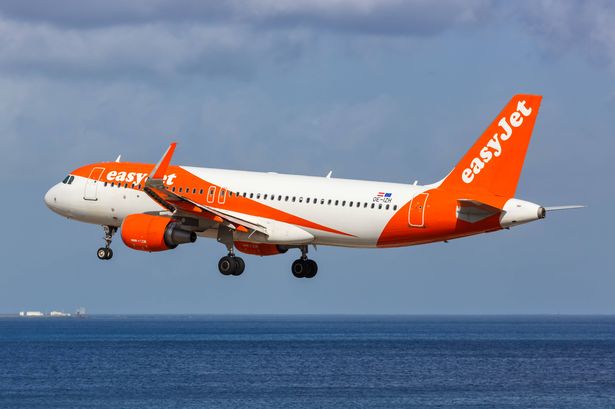 طائرة EasyJet Airbus A320 في مطار Lanzarote (ACE) في إسبانيا.