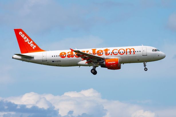طائرة ركاب EasyJet في المطار