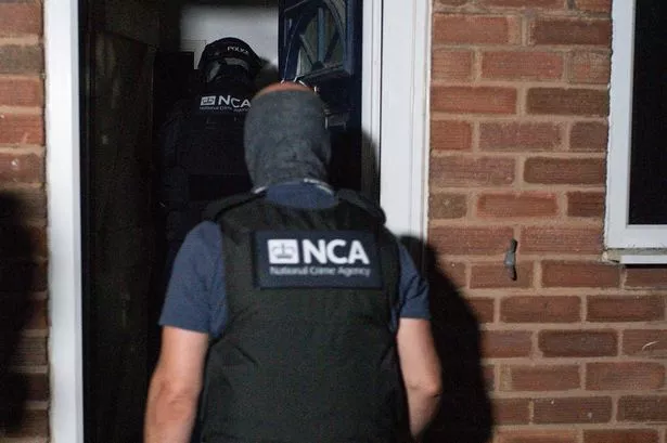 يقوم ضباط NCA بتنفيذ غارة سابقة غير متصلة
