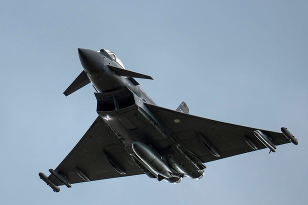 CONINGSBY ، إنجلترا - 16 مايو: طائرة مقاتلة بريطانية للقوات الجوية البريطانية Eurofighter Typhoon Fighter في RAF Coningsby في 16 مايو 2023 في Coningsby ، إنجلترا. RAF Coningsby هي موطن لثلاث وحدات Eurofighter Typhoon FGR4 ، رقم 3 سرب ، رقم 11 سرب و 12 سرب. وهي أيضا محطة التدريب لطيارين الإعصار. (تصوير كريستوفر فورلونغ/غيتي إيموكيز)