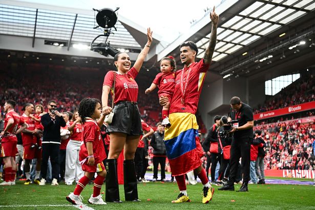 انضم إلى دياز وجيرا عائلتهما حيث رفع ليفربول لقب الدوري الإنجليزي الممتاز