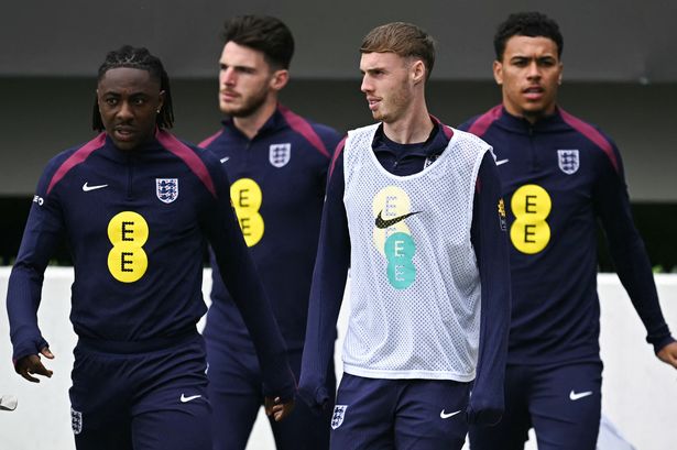 Eberechi Eze و Declan Rice و Cole Palmer و Morgan Rogers في التدريب