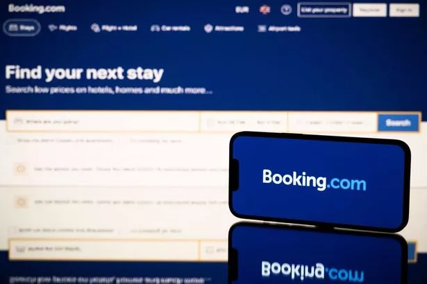 تُظهر صورة شاشات تعرض الشعار وموقع الويب الخاص بخدمات السفر عبر الإنترنت وخدمات الإقامة booking.com