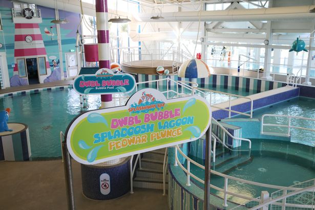 ميزة في معسكر Hafan Y Mor Holiday Camp في Pwllheli إعادة فتح والتكيف مع تأمين Covid 19 مع سهولة بعض القيود ولكن لا تزال هناك أخرى.
