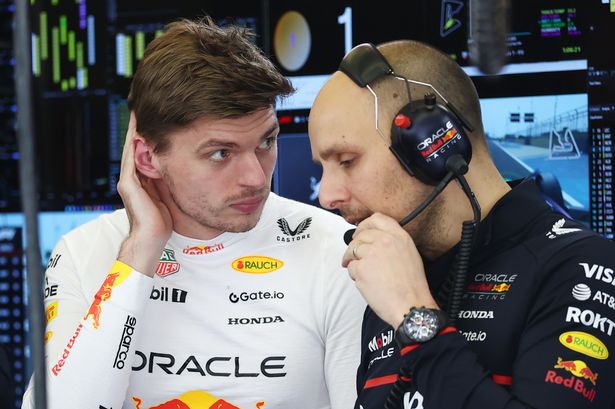 Max Verstappen يتحدث مع مهندس Red Bull Race Gianpiero Lambiase