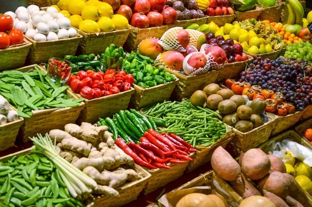 سوق الفاكهة مع مختلف الفواكه والخضروات الطازجة الملونة