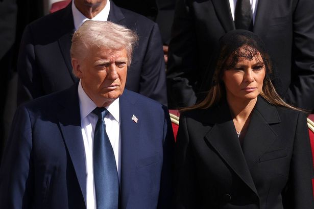 وصل الرئيس الأمريكي دونالد ترامب والسيدة الأولى للسيدة الأمريكية ميلانيا ترامب إلى جنازة البابا فرانسيس في ميدان القديس بطرس في 26 أبريل 2025 في مدينة الفاتيكان ، الفاتيكان.