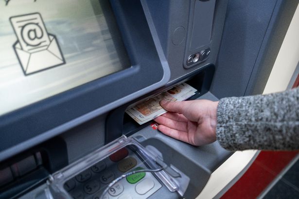 سحب مذكرة بوليمر بقيمة 20 جنيهًا إسترلينيًا من بنك إنجلترا من آلة نقد في يوم الإطلاق