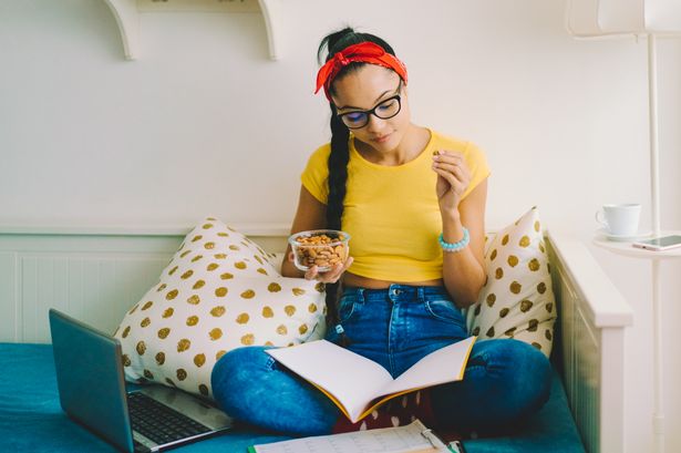 امرأة تعمل من المنزل أكل اللوز