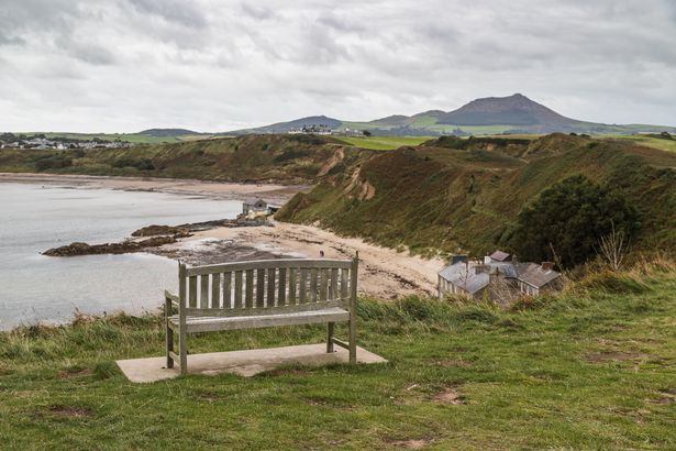 مقعد يطل على القوارب في المنحدرات الصخرية من Porthdinllaen