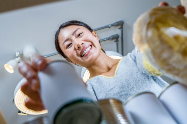 امرأة تفريغ الطعام المعلب