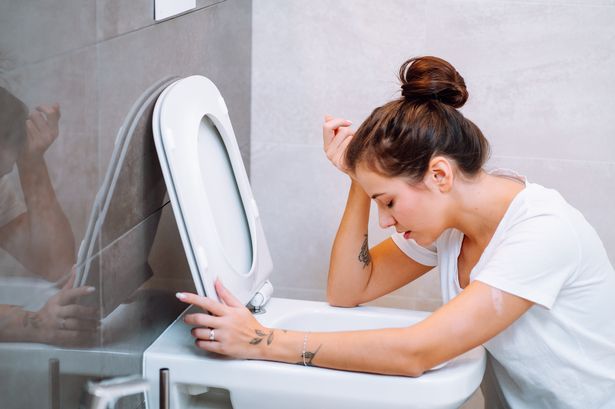 إنه يسبب تقلصات وقيء يمكن أن يترك بعضًا من المستشفى